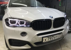 Тонировка задних фонарей и фар на Bmw x6 пленкой.