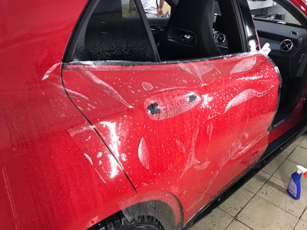 Оклейка задней двери mercedes gla