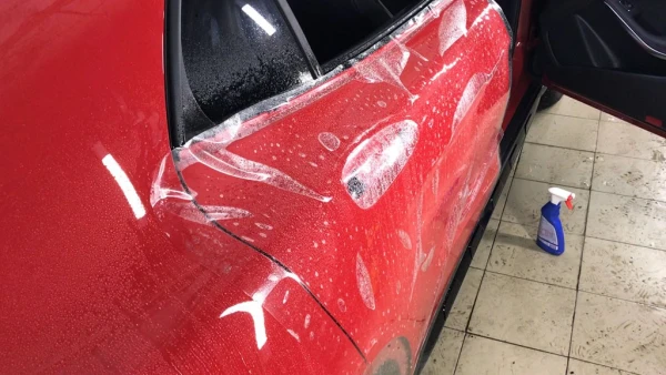 Оклейка задней двери mercedes gla