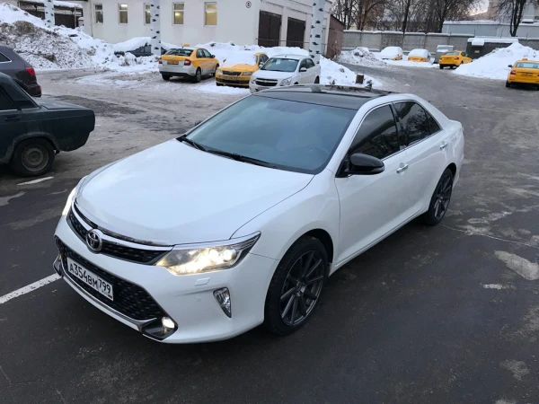 Белая камри с черной крышей