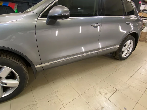 Оклейка молдингов в цвет кузова vw Toureg&nbsp;