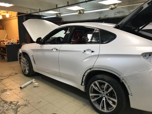 Оклейка прозрачной матовой пленкой bmw x6