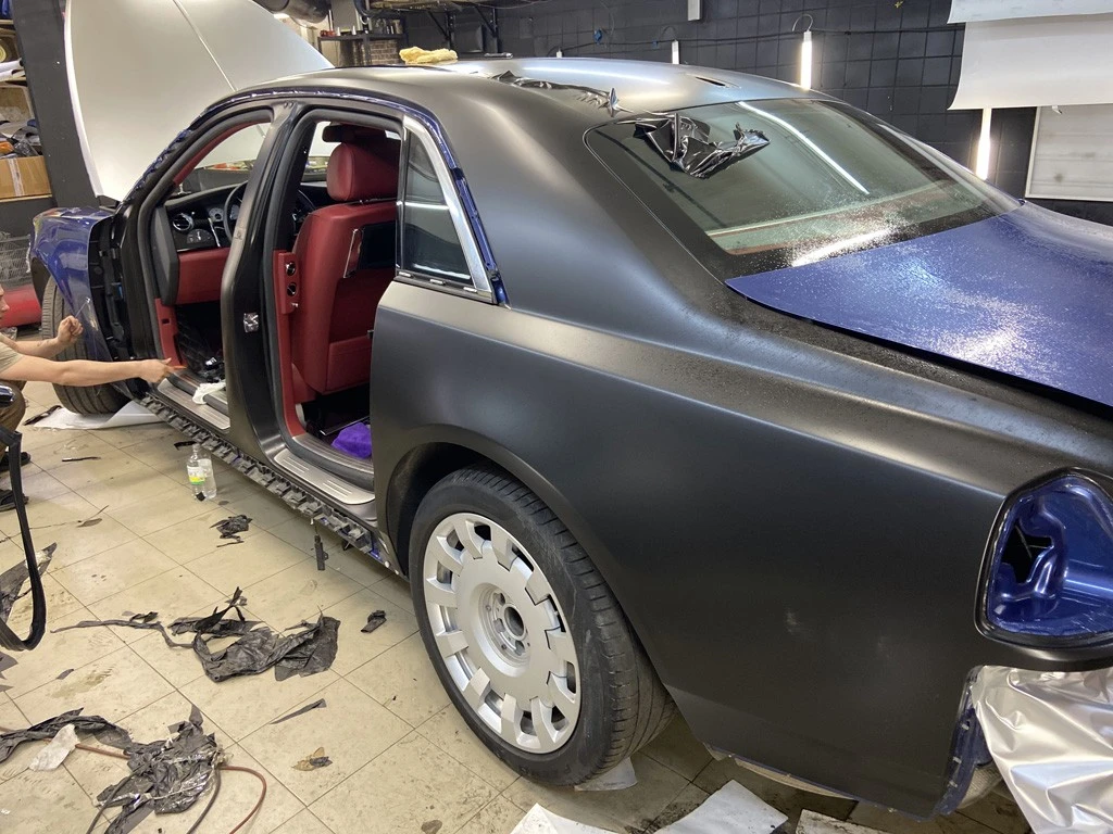 Оклейка RR Royce Ghost с проемами черный сатин
