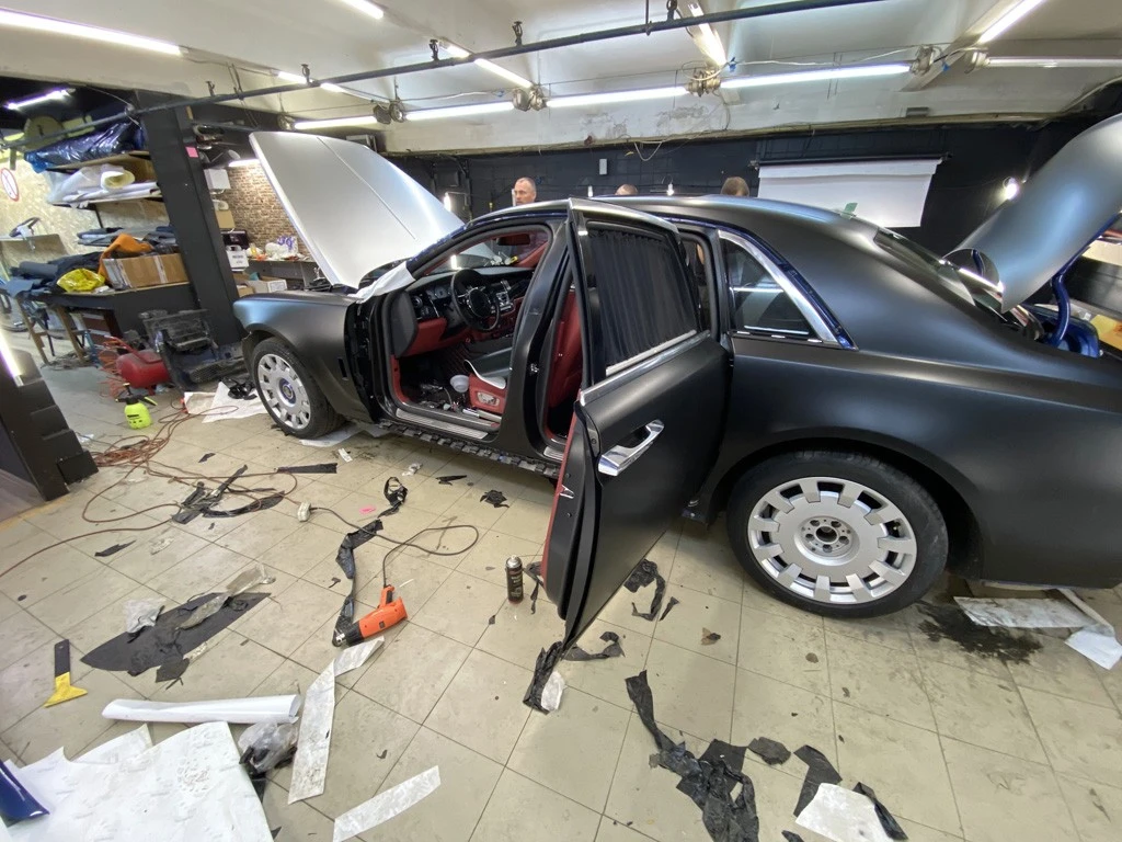 Оклейка RR Royce Ghost в черный сатин