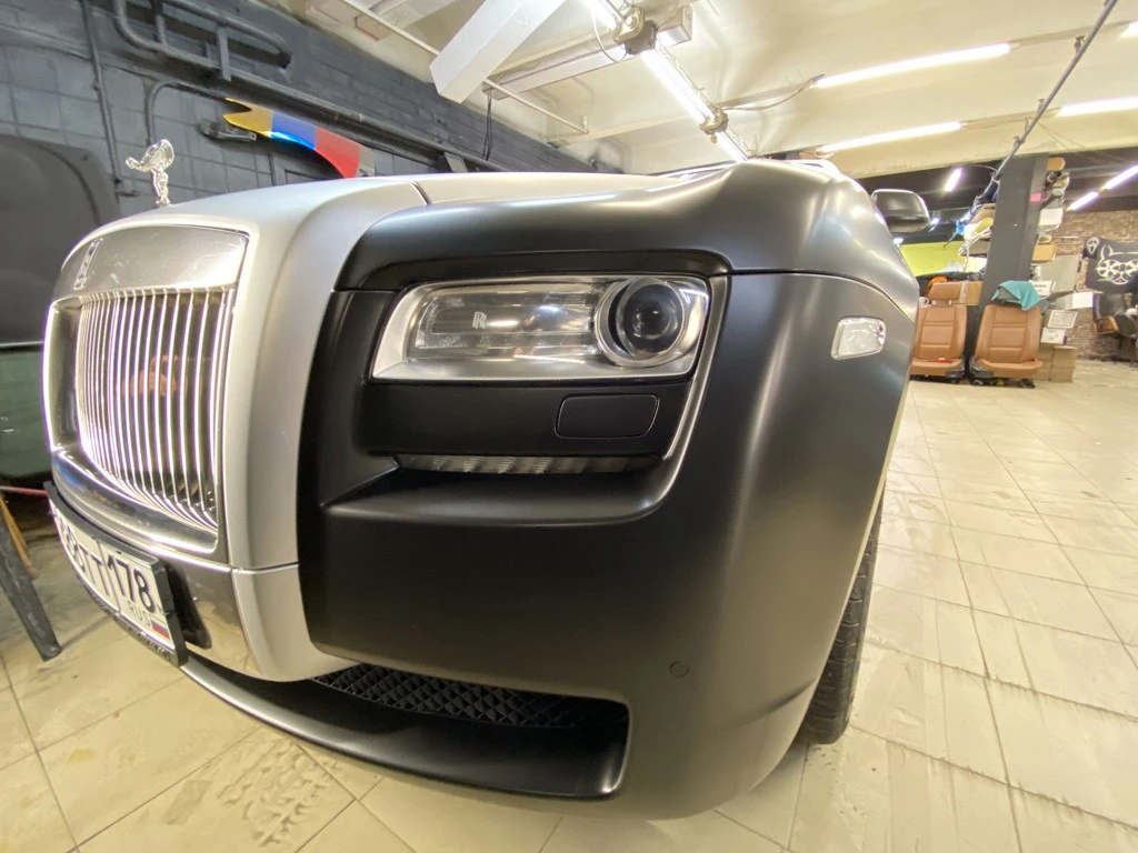 Черно серый Rolls Royce Ghost