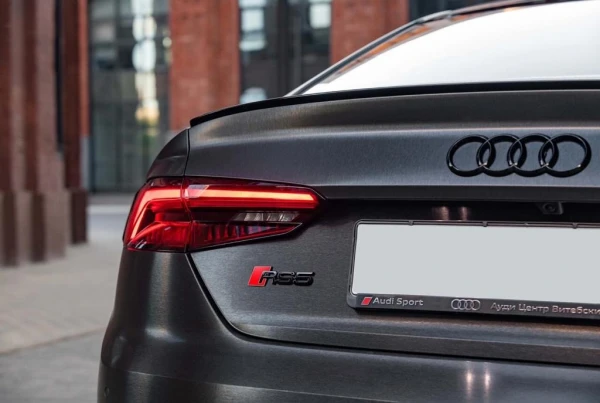 Оклейка Audi TT в черный алюминий