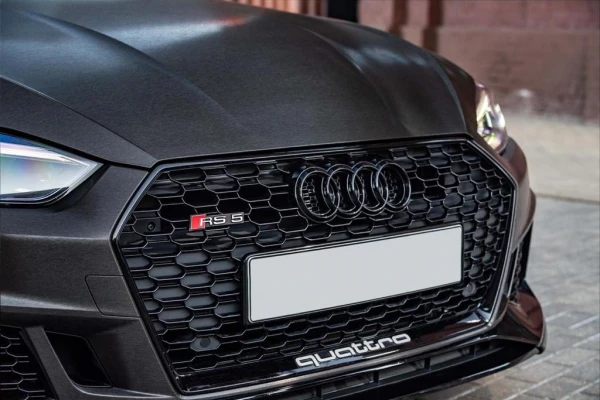 Оклейка Audi TT в черный алюминий