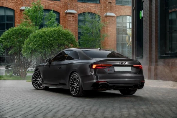 Оклейка Audi TT в черный алюминий