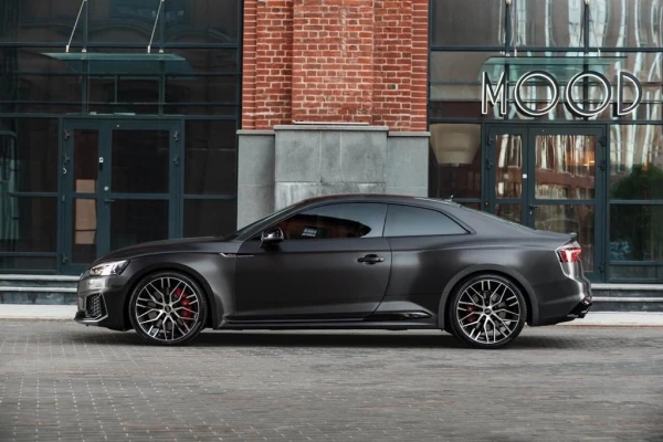Оклейка Audi TT в черный алюминий