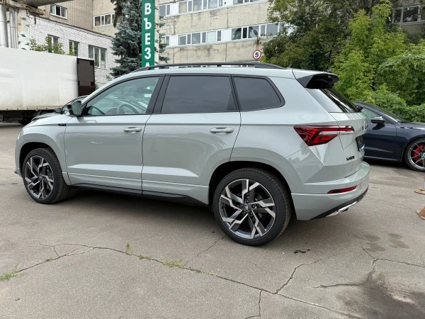 skoda karoq oklejka poliuretanovoj plenkoj  