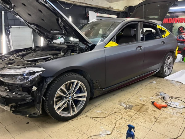 Оклейка Bmw 5 gt в матовый полиуретан
