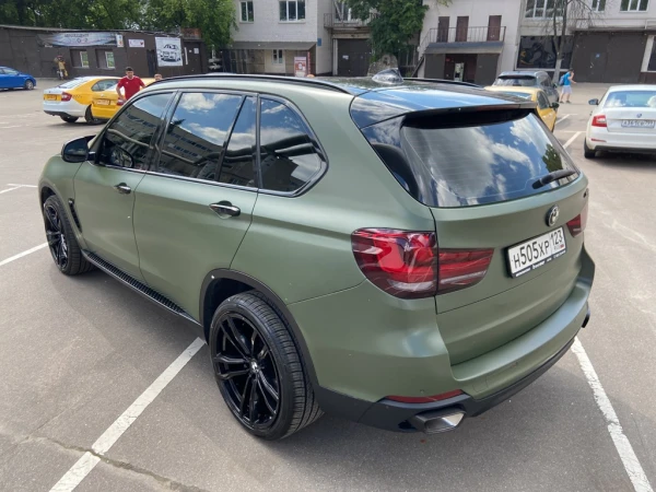 Оклейка BMW X5 в цветной полиуретан Х