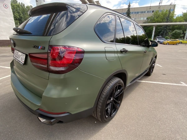 Оклейка BMW X5 в цветной полиуретан Х