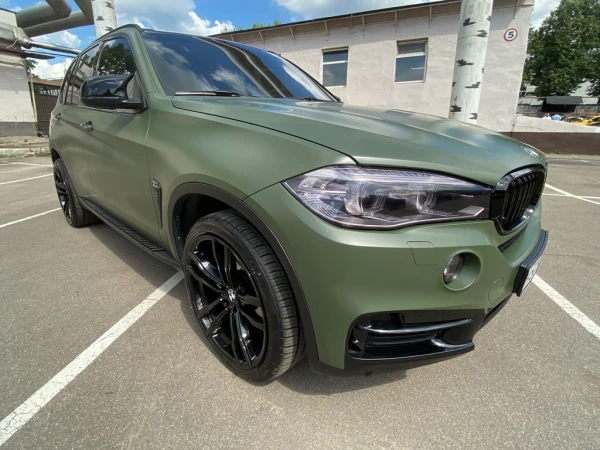 Оклейка BMW X5 в цветной полиуретан Х
