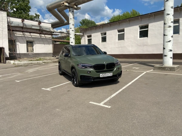 Оклейка BMW X5 в цветной полиуретан Х