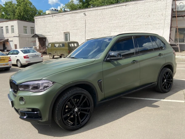 Оклейка BMW X5 в цветной полиуретан Х