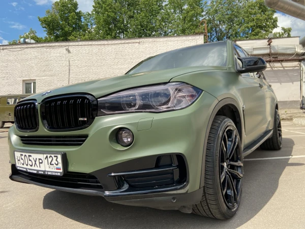Оклейка BMW X5 в цветной полиуретан Х