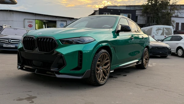 Оклейка BMW x6 цветным полиуретаном Is
