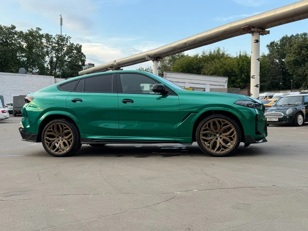 Оклейка BMW x6 цветным полиуретаном Is