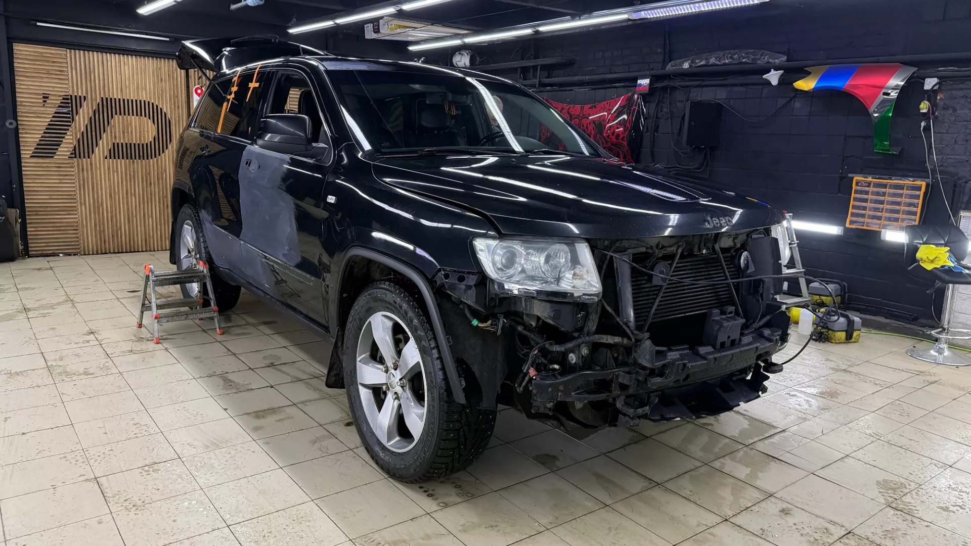 Оклейка JEEP в цветной черный полиур