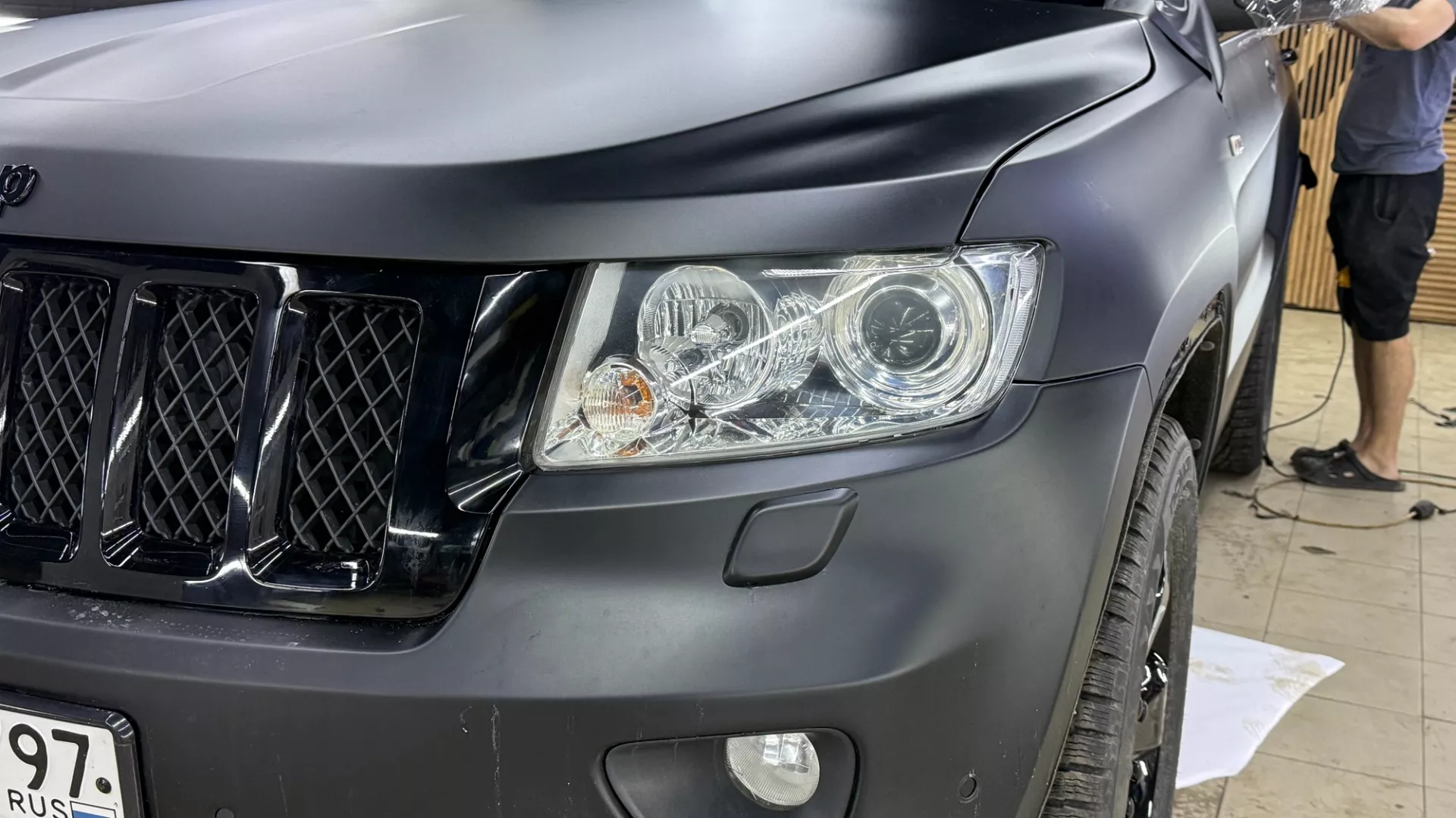 Оклейка JEEP в цветной черный полиур