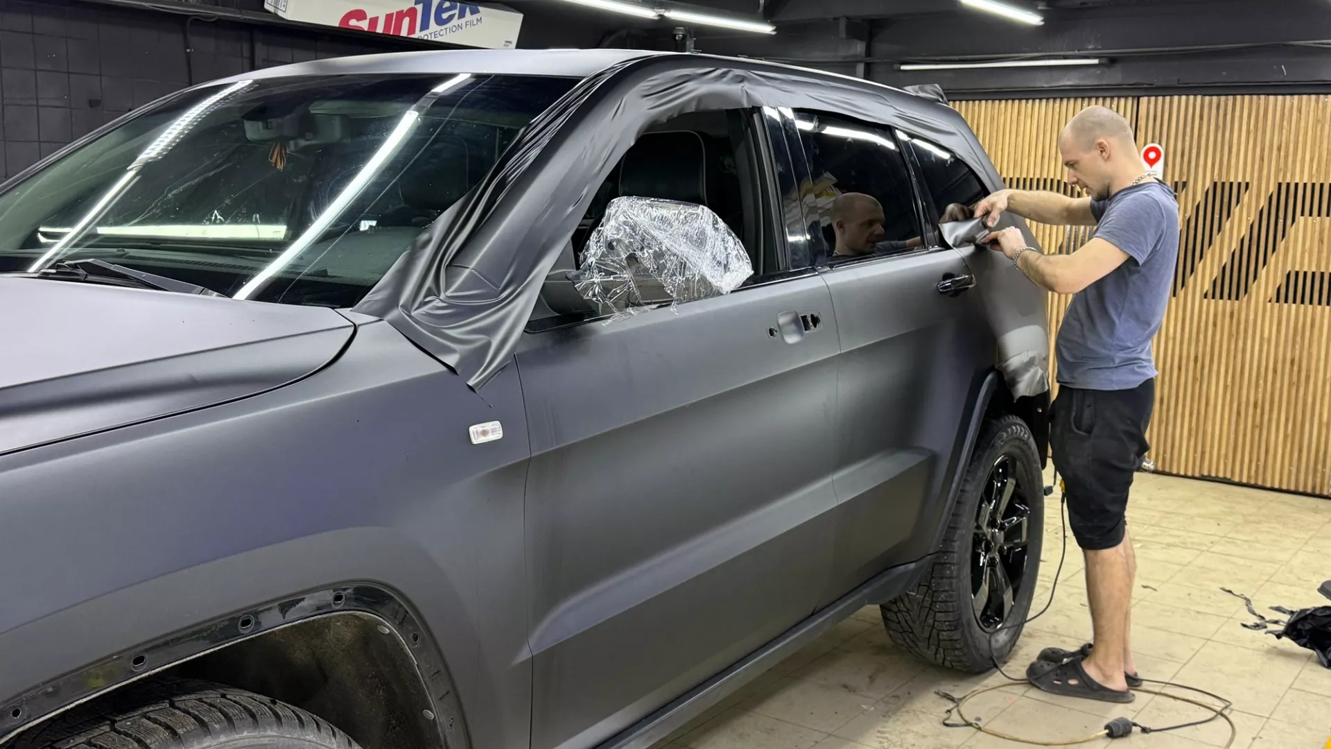 Оклейка JEEP в цветной черный полиур