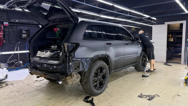 Оклейка JEEP в цветной черный полиур