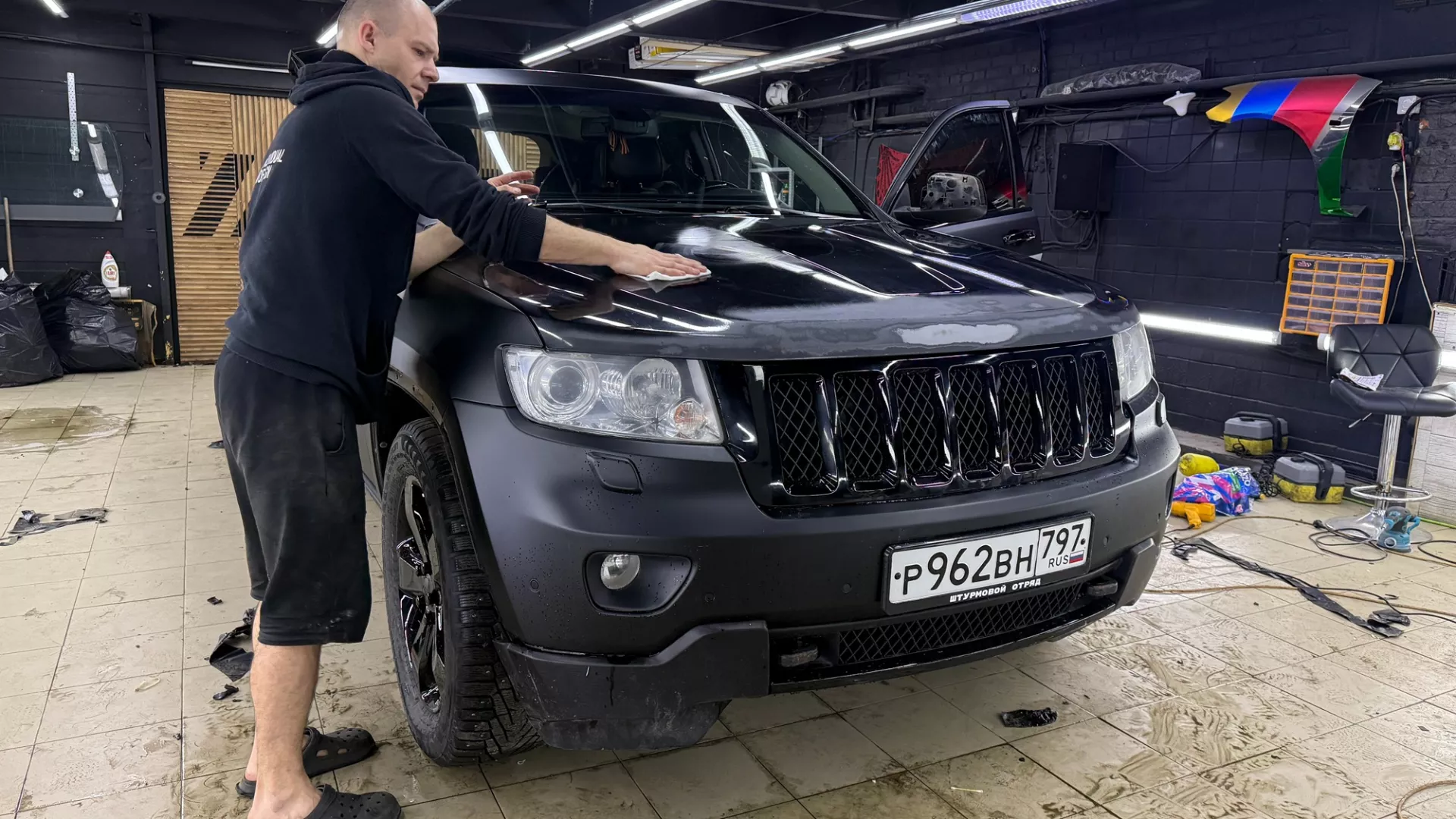 Оклейка JEEP в цветной черный полиур
