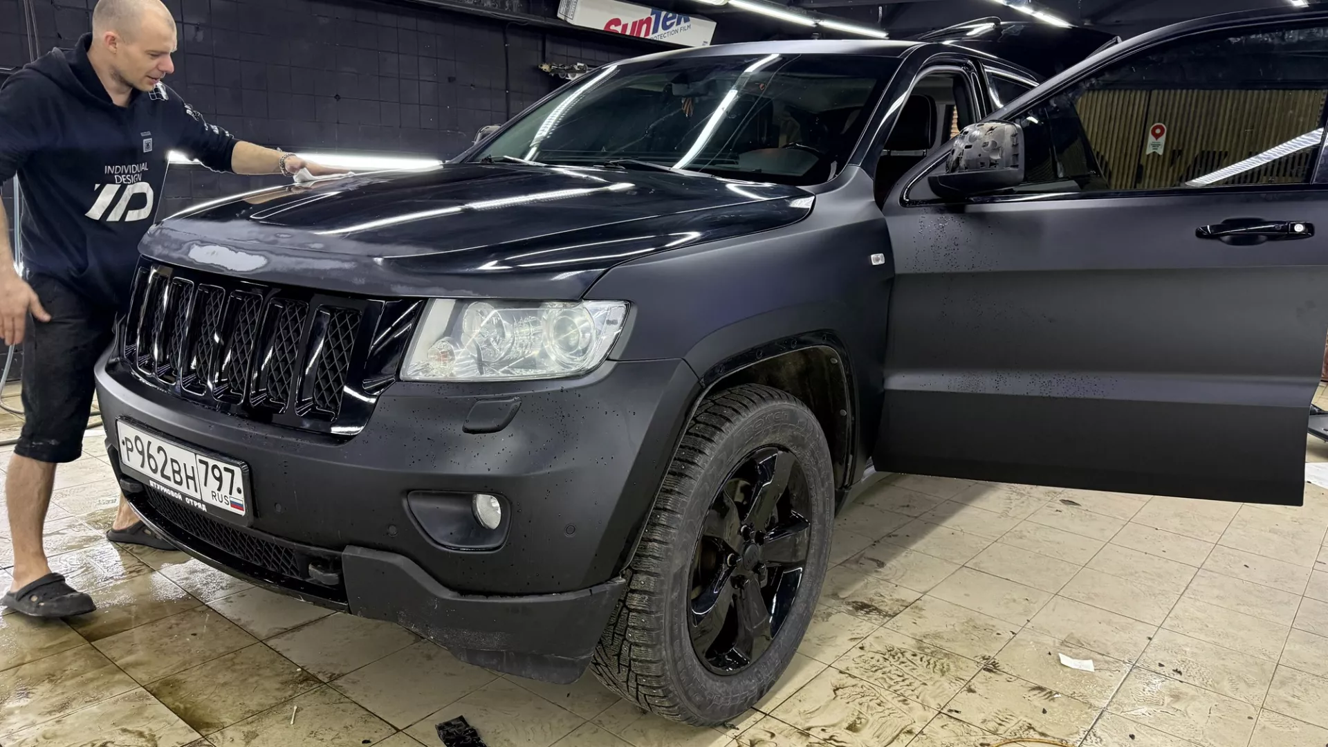 Оклейка JEEP в цветной черный полиур