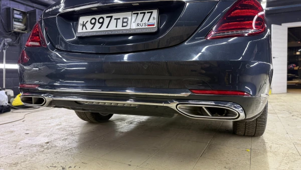 oklejka khromirovannoj plenkoj moldingov bampera  
