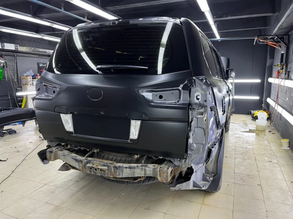 oklejka lexus lx 3 tsvetnym poliuretanom  