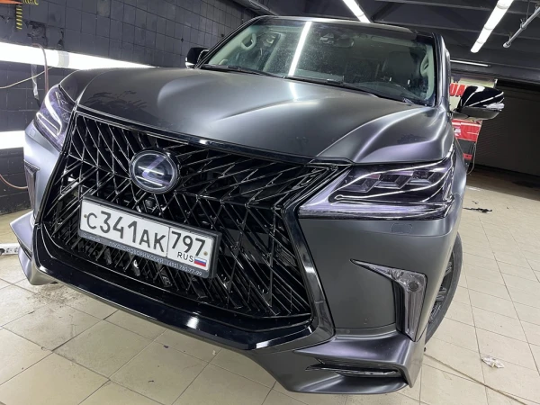 oklejka lexus lx 3 tsvetnym poliuretanom  