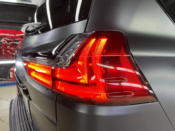 oklejka lexus lx 3 tsvetnym poliuretanom  