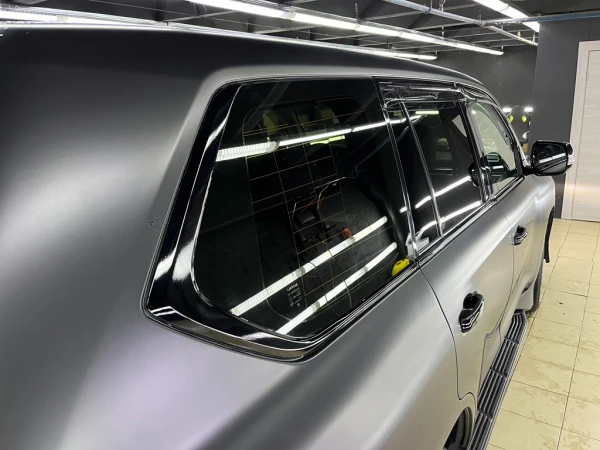 oklejka lexus lx 3 tsvetnym poliuretanom  