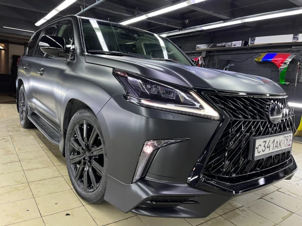 oklejka lexus lx 3 tsvetnym poliuretanom  
