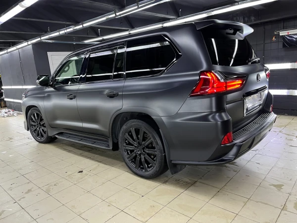oklejka lexus lx 3 tsvetnym poliuretanom  