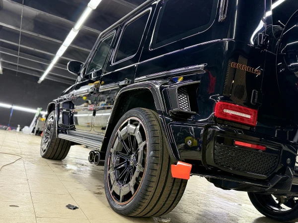 oklejka mercedes g   class brabus rocket 900 poliuretanovoj plenkoj  