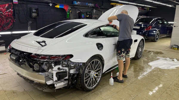 Оклейка полиуретаном Mercedes Amg gt r