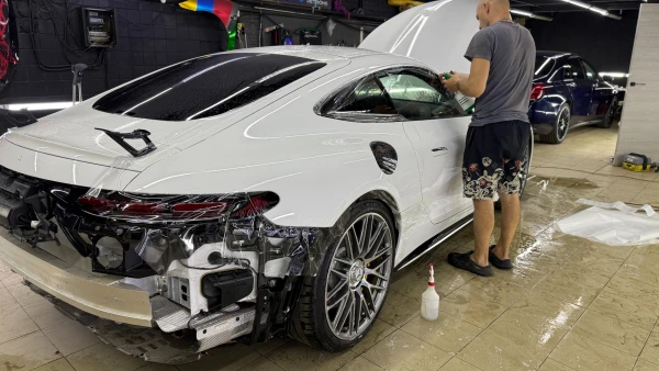 Оклейка полиуретаном Mercedes Amg gt r