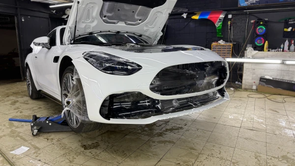 Оклейка полиуретаном Mercedes Amg gt r