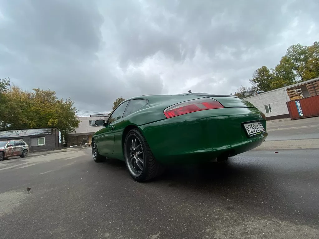 Оклейка Porsche 911 цветным полиуретано