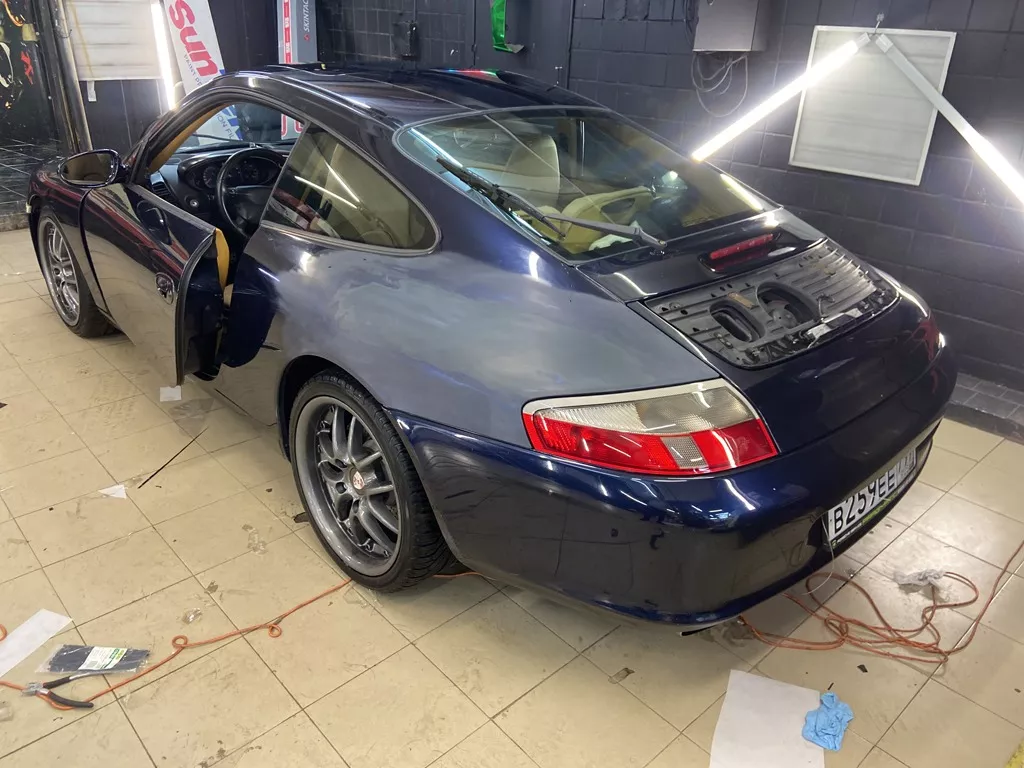 Оклейка Porsche 911 цветным полиуретано