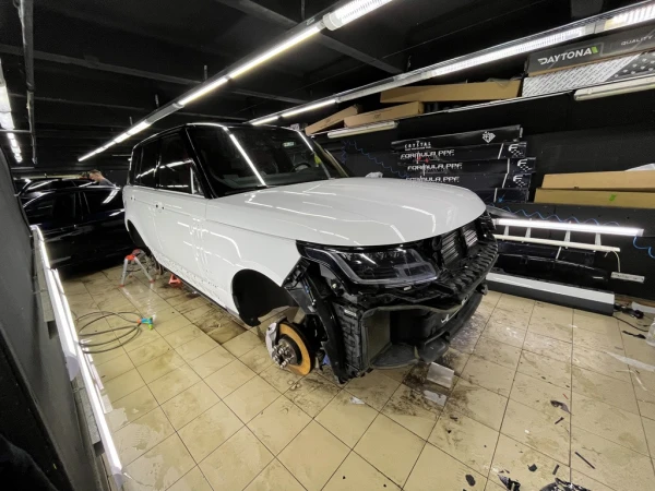 Оклейка Range Rover в белый мат