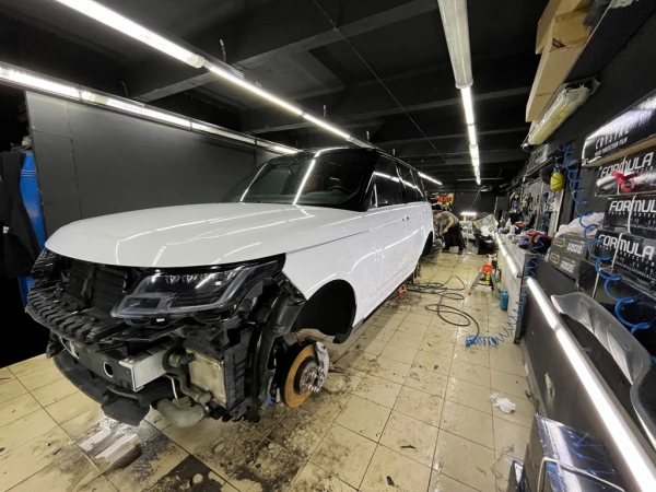 Оклейка Range Rover в белый мат