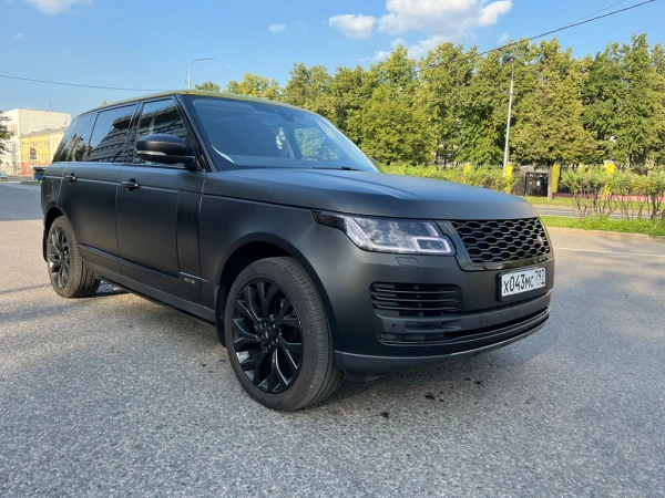 Оклейка Range Rover Vogue черной сатиновой пленкой