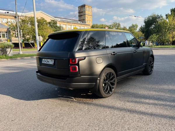 Оклейка Range Rover Vogue черной сатиновой пленкой