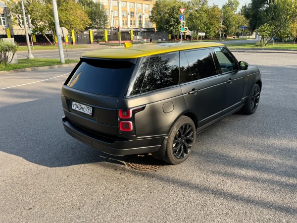 Оклейка Range Rover Vogue черной сатиновой пленкой
