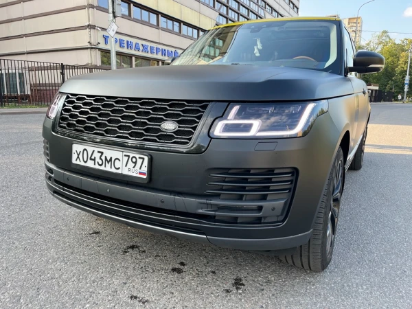 Оклейка Range Rover Vogue черной сатиновой пленкой