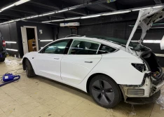 Оклейка Tesla Model 3 в цветной полиуретан хамелеон