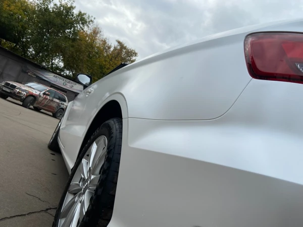 Оклейка цветным полиуретаном Audi a4